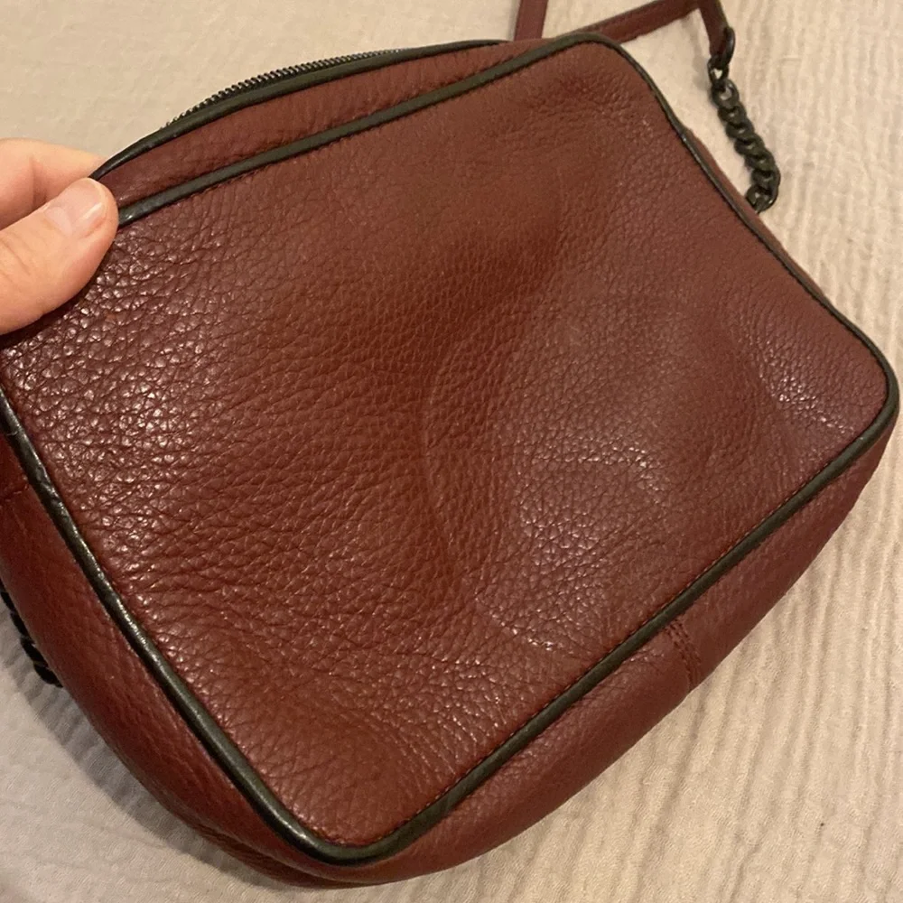 MICHAEL KORS LEATHER BURGUNDY CAMERA STYLE BAG .